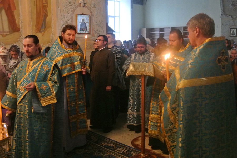 Праздничное богослужение в Богоявленском соборе в день Покрова Пресвятой Богородицы. 13 октября 2014 г.