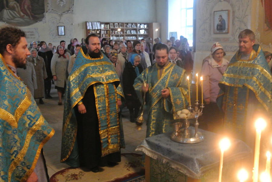 Праздничное богослужение в Богоявленском соборе в день Покрова Пресвятой Богородицы. 13 октября 2014 г.