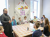 Волонтеры «Богоявленской семьи» поздравили инвалидов с нарушениями развития с праздником Пасхи. 5 мая 2015 г.